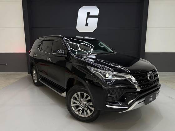 TOYOTA HILUX SW4 2.8 D-4D TURBO DIESEL SRX 7L 4X4 AUTOMÁTICO